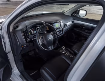 Інтэр'ер Mitsubishi Outlander PHEV [Worldwide] '2012–15