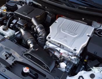 Под капотом 2018 Mitsubishi Outlander PHEV [North America] '2017–18