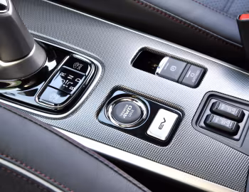 Interior Mitsubishi Outlander PHEV [Japan] '2015–18