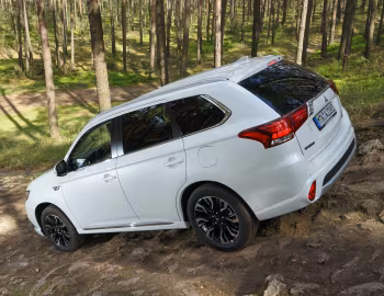Mitsubishi Outlander PHEV [Worldwide] '2015–18