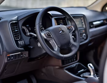 Інтер'єр 2018 Mitsubishi Outlander PHEV [North America] '2017–18