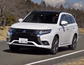 Mitsubishi Outlander PHEV [Japan] '2015–18