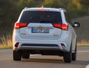 Mitsubishi Outlander PHEV [Worldwide] '2015–18