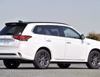 Mitsubishi Outlander PHEV [Japan] '2015–18