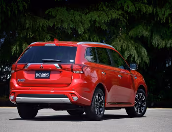 Mitsubishi Outlander PHEV [Japan] '2015–18
