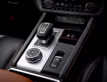 Interior Mitsubishi Outlander PHEV [Japan] '2021–24