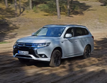 Mitsubishi Outlander PHEV [Worldwide] '2015–18