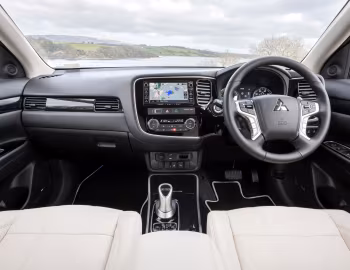 Painel frontal Mitsubishi Outlander PHEV [UK-spec] '2015–18