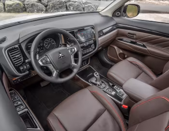 Інтер'єр 2018 Mitsubishi Outlander PHEV [North America] '2017–18
