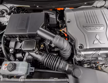 Під капотом 2018 Mitsubishi Outlander PHEV [North America] '2017–18