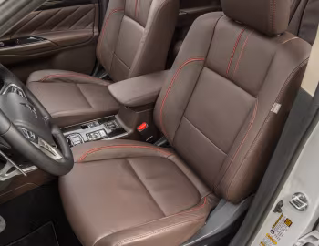 Інтер'єр 2018 Mitsubishi Outlander PHEV [North America] '2017–18