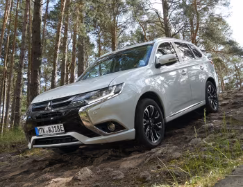 Mitsubishi Outlander PHEV [Worldwide] '2015–18
