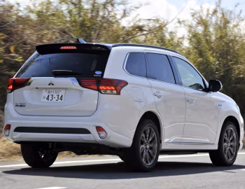 Mitsubishi Outlander PHEV [Japan] '2015–18