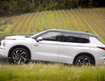 Logotipo Mitsubishi Outlander PHEV Exceed Tourer [Australia] '2022–25