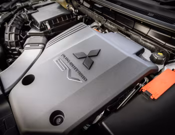 Под капотом Mitsubishi Outlander PHEV GSR [Australia] '2024–25