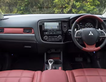 Торпедо Mitsubishi Outlander PHEV GX5h [UK-spec] '2015