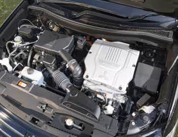 Sous la capuche Mitsubishi Outlander PHEV "Juro" [UK-spec] '2016–18