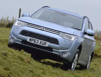 Mitsubishi Outlander PHEV [UK-spec] '2014–15