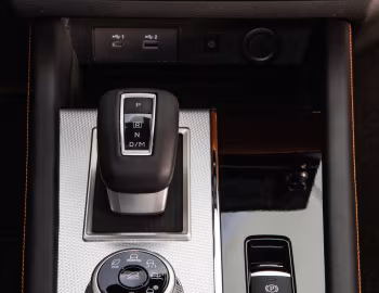 Interior 2022–24 Mitsubishi Outlander SEL [North America] '2021–24