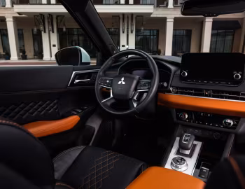 Interior 2022–24 Mitsubishi Outlander SEL [North America] '2021–24