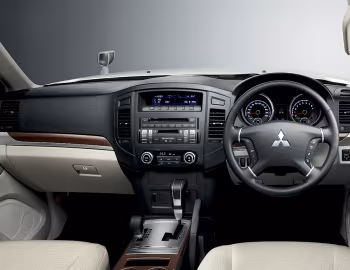 Торпедо Mitsubishi Pajero 5-door [Japan] '2006–11