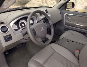 Интерьер 2007–09 Mitsubishi Raider DuroCross '2006–09