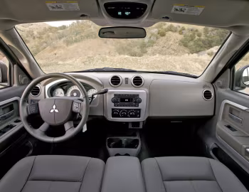 Интерьер 2006–09 Mitsubishi Raider Single Cab [North America] '2005–09