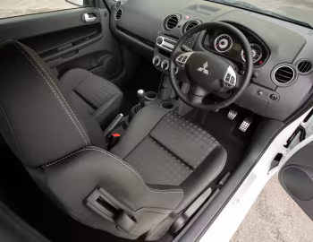 Интерьер Mitsubishi Colt Ralliart 3-door [UK-spec] '2008–12
