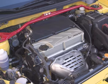 Под капотом 2004 Mitsubishi Lancer Sportback Ralliart [North America] '2003–04