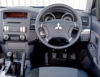 Передня панель Mitsubishi Shogun 3-door [UK-spec] '2006–11