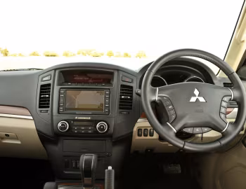 Painel frontal Mitsubishi Shogun 5-door [UK-spec] '2011–14