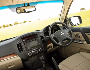 Торпедо Mitsubishi Shogun 5-door [UK-spec] '2011–14
