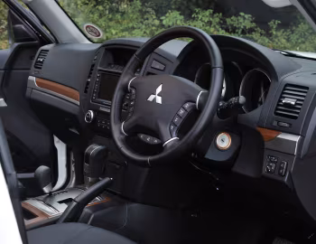 Painel frontal Mitsubishi Shogun "Black" [UK-spec] '2012