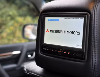 Інтэр'ер Mitsubishi Shogun "Black" [UK-spec] '2012