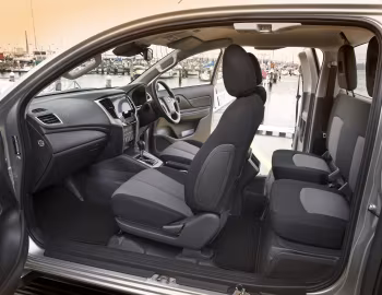 Интерьер Mitsubishi Triton Club Cab [Australia] '2019–24