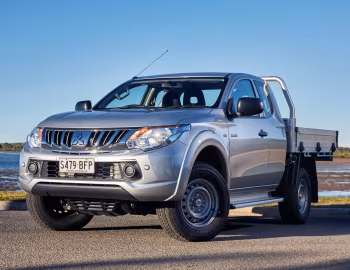 Mitsubishi Triton GLX Club Cab Chassis [Australia] '2015–18