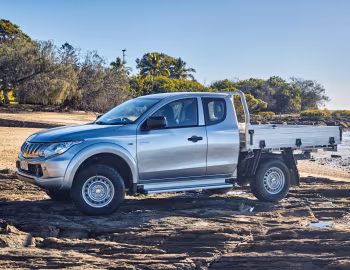 Mitsubishi Triton GLX Club Cab Chassis [Australia] '2015–18