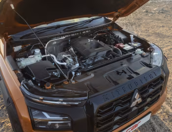 Sob o capô Mitsubishi Triton Xtreme Double Cab [South Africa] '2024–pr.