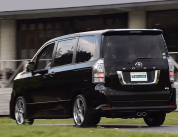 Modellista Toyota Voxy "Street Billet Kit" '2009–10