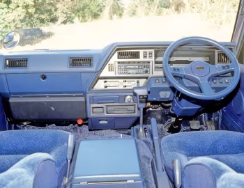 Передня панель Nissan Caravan GT Limousine (E24) '10.1988–10.1990