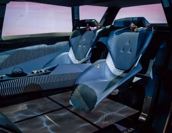 Інтер'єр Nissan Hyper Tourer '10.2023