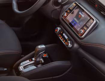 Интерьер 2018–20 Nissan Kicks [North America] '2018–20