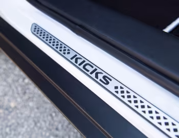 Интерьер 2018–20 Nissan Kicks [North America] '2018–20