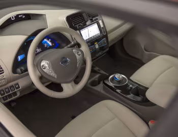 Интерьер 2014–17 Nissan Leaf [North America] '2013–17