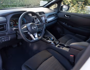 Интерьер 2023–25 Nissan Leaf SV Plus [North America] '2022–25