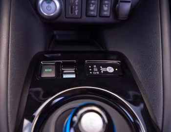 Интерьер 2023–25 Nissan Leaf SV Plus [North America] '2022–25