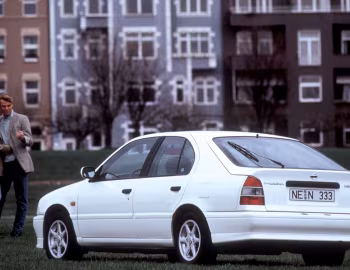 Nissan Primera Hatchback (P10) '1995–96