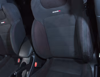 Інтэр'ер 2018–19 Nissan Sentra Nismo [Mexico] (B17) '2017–19