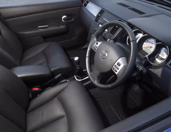 Інтер'єр Nissan Tiida Hatchback [Australia] (C11) '2010–12