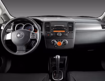 Передня панель Nissan Tiida Hatchback [Brazil] (C11) '2008–10